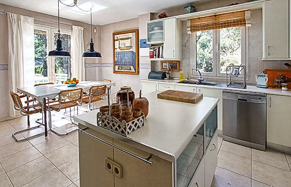 Ambassador referencia c15018 Cocina con isla central y comedor