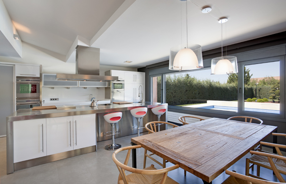 Ambassador real estate chalet en pozuelo monte alina referencia ... Cocina con isla central y comedor