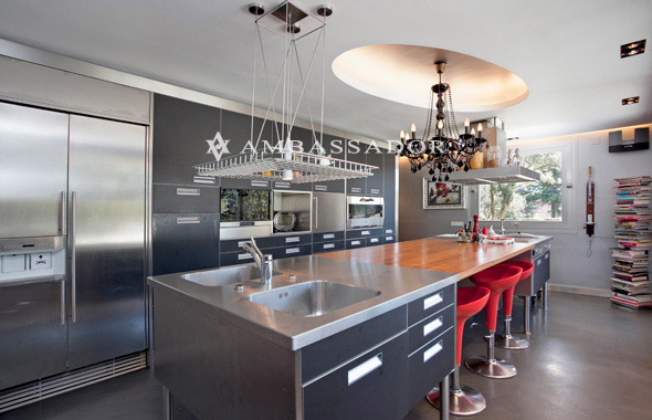 Muebles de cocina con isla central: en una cocina moderna de ... Cocina con isla central y comedor