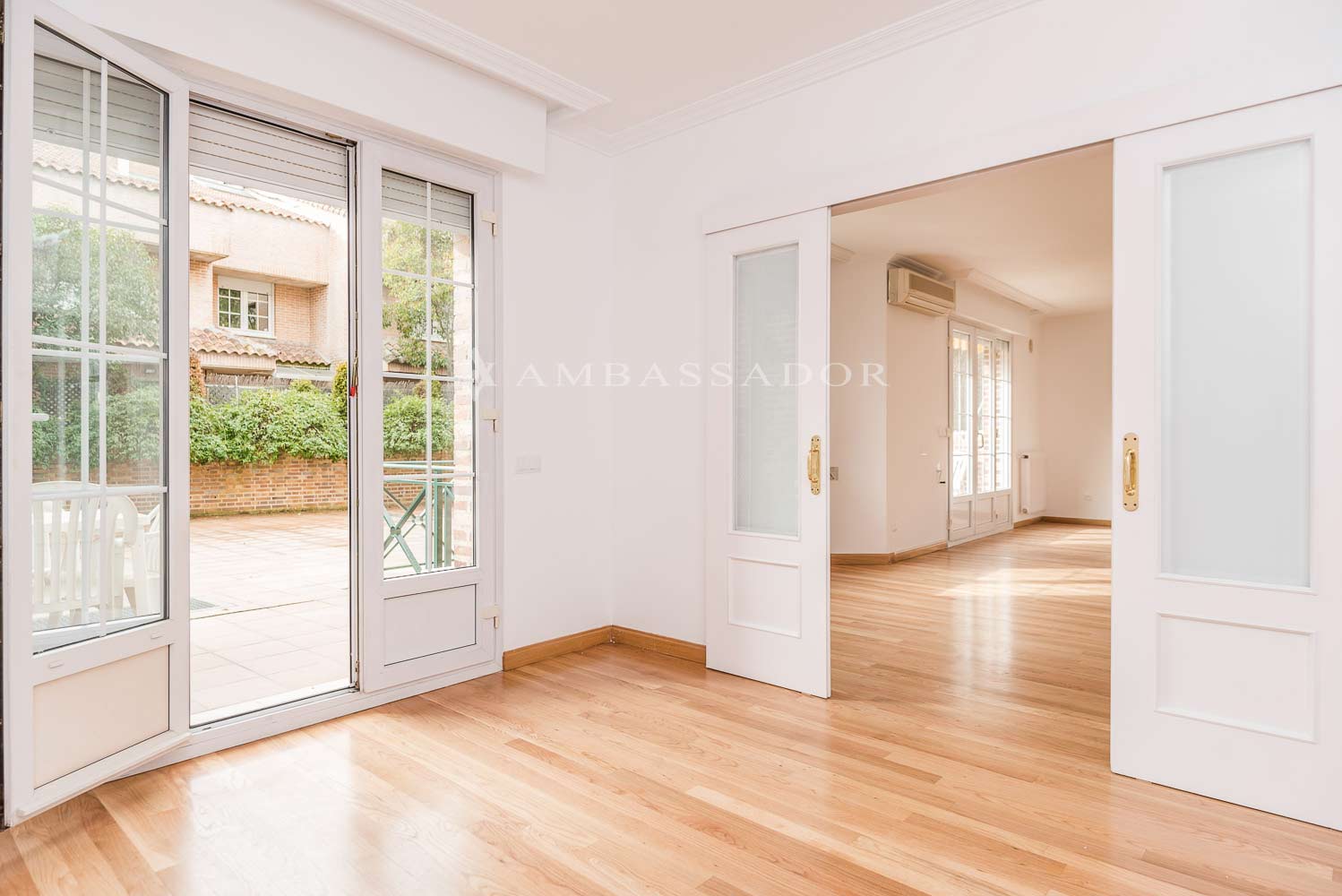 Ambassador. Referencia C19183.Página 2.