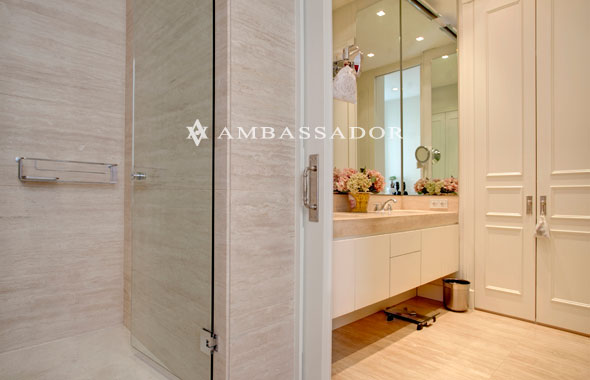 Ambassador real estate Baños modernos marmol travertino