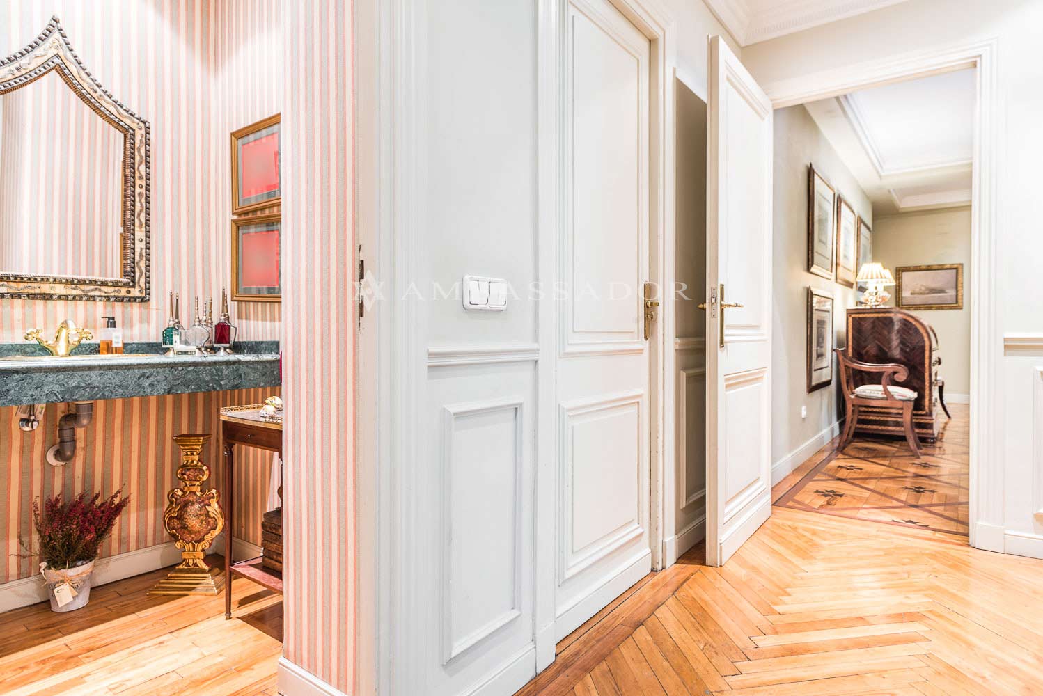 Ambassador. Referencia P18608.Página 3.