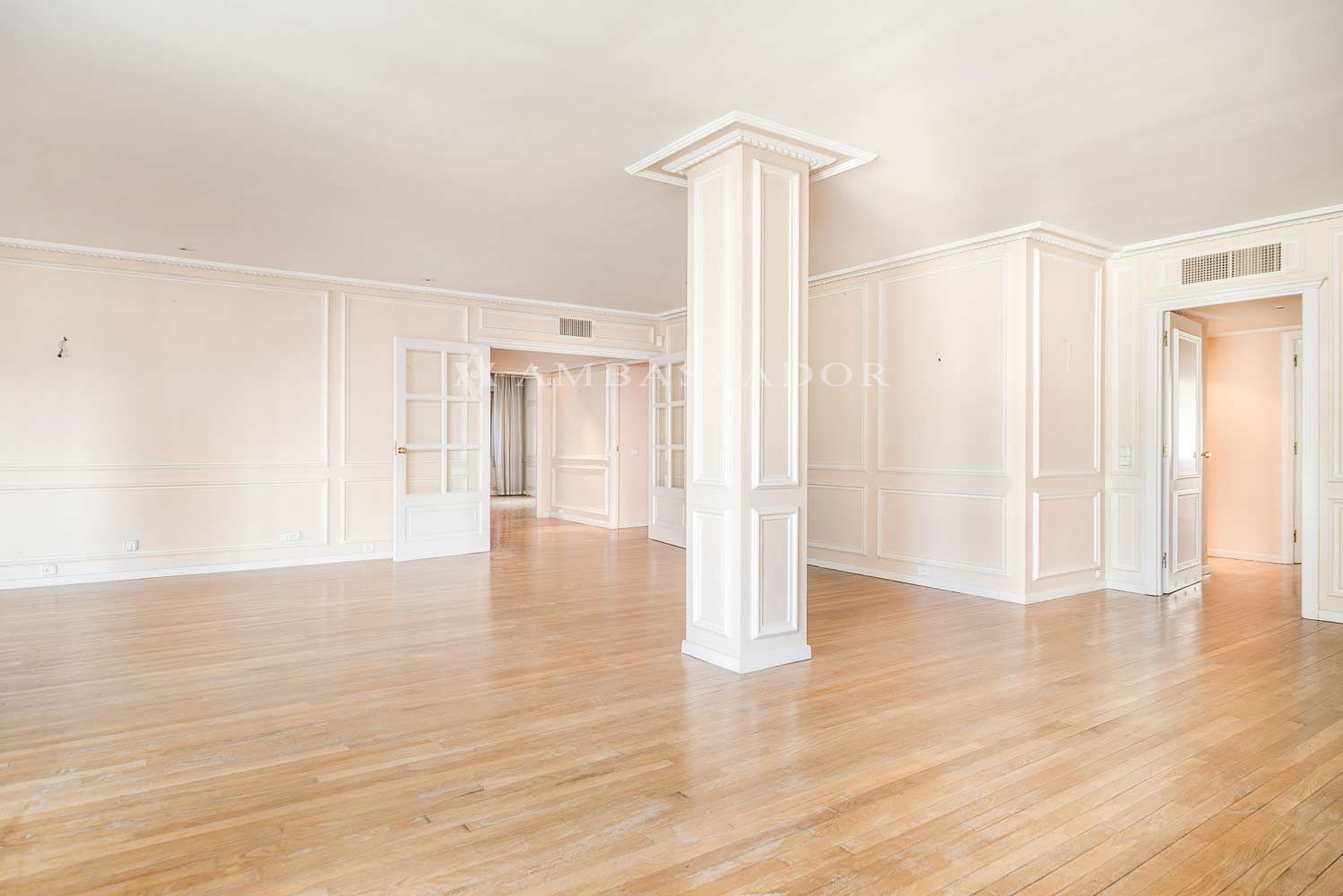 Ambassador. Referencia P9928.Página 1.